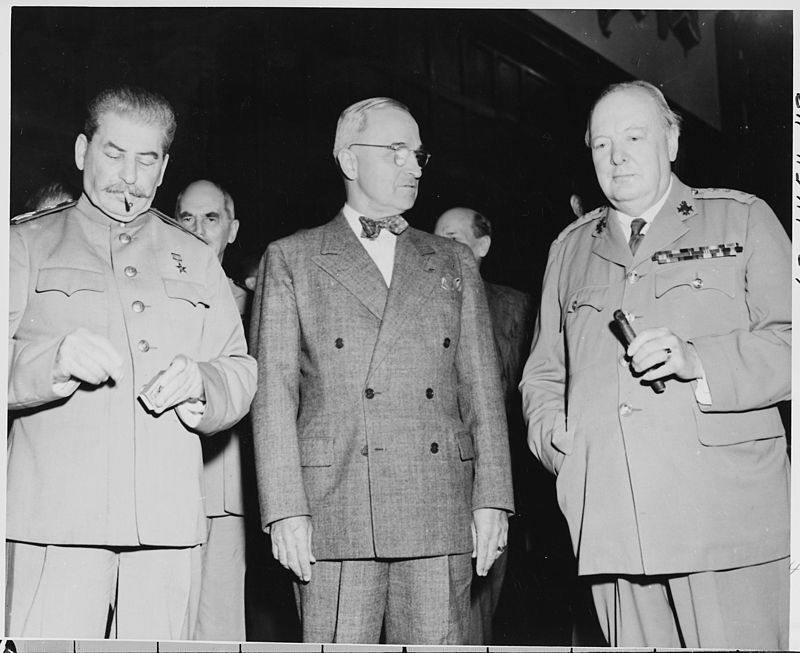 Três líderes mundiais se reúnem na conferência de Postdam, no final da Segunda Guerra, em 1945.